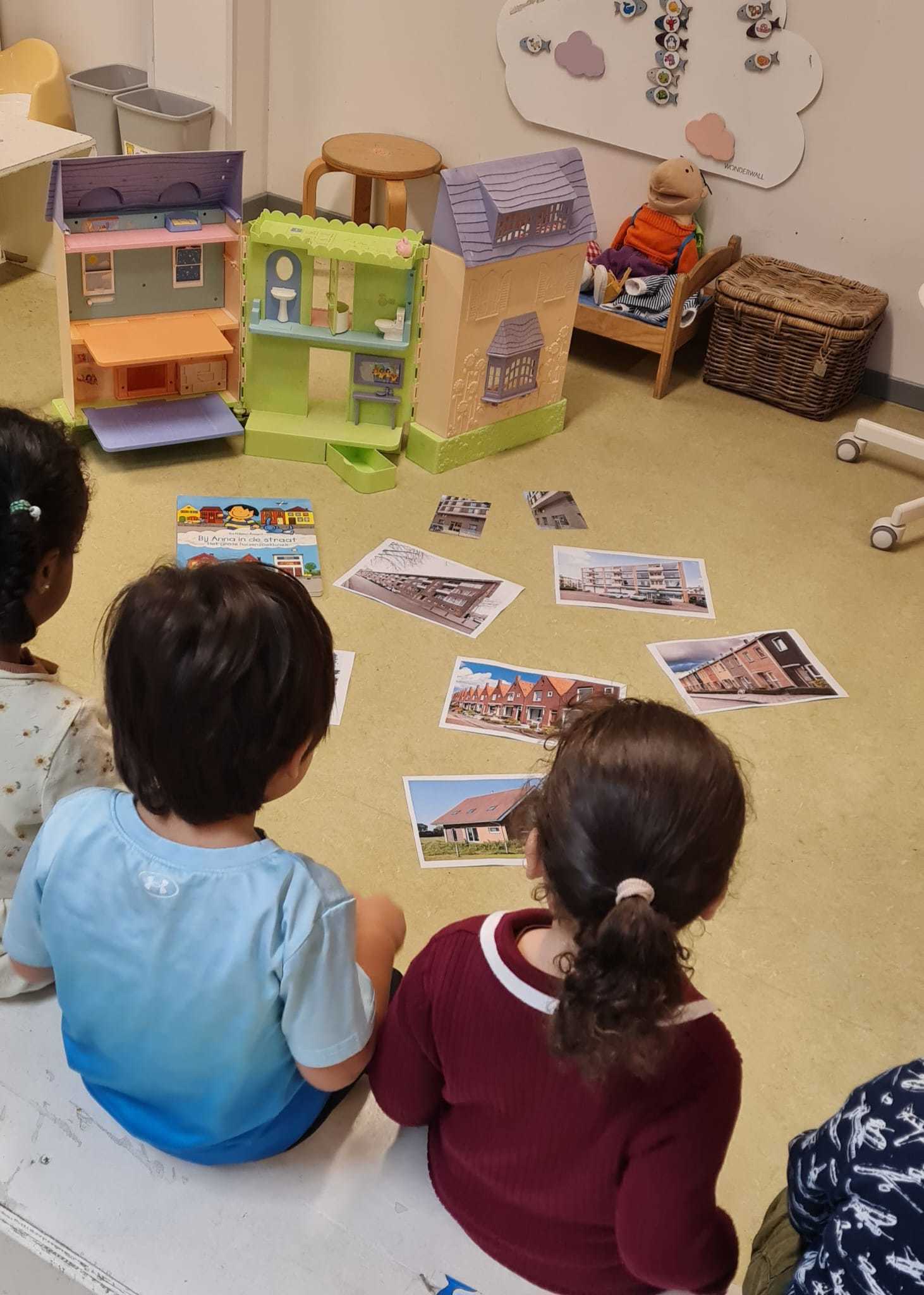 Kinderen bekijken foto's.